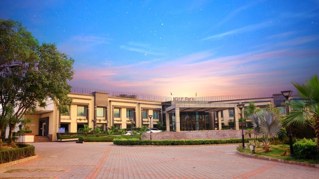 城市公园度假村 Bahādurgarh 外观 照片